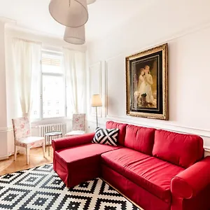 Golden Esthetic With Red Sofa Appartamento Budapest