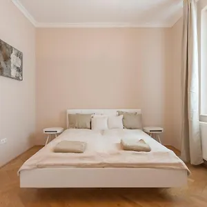 Opera & Basilica 2 Bedrooms With Balcony Appartamento Budapest